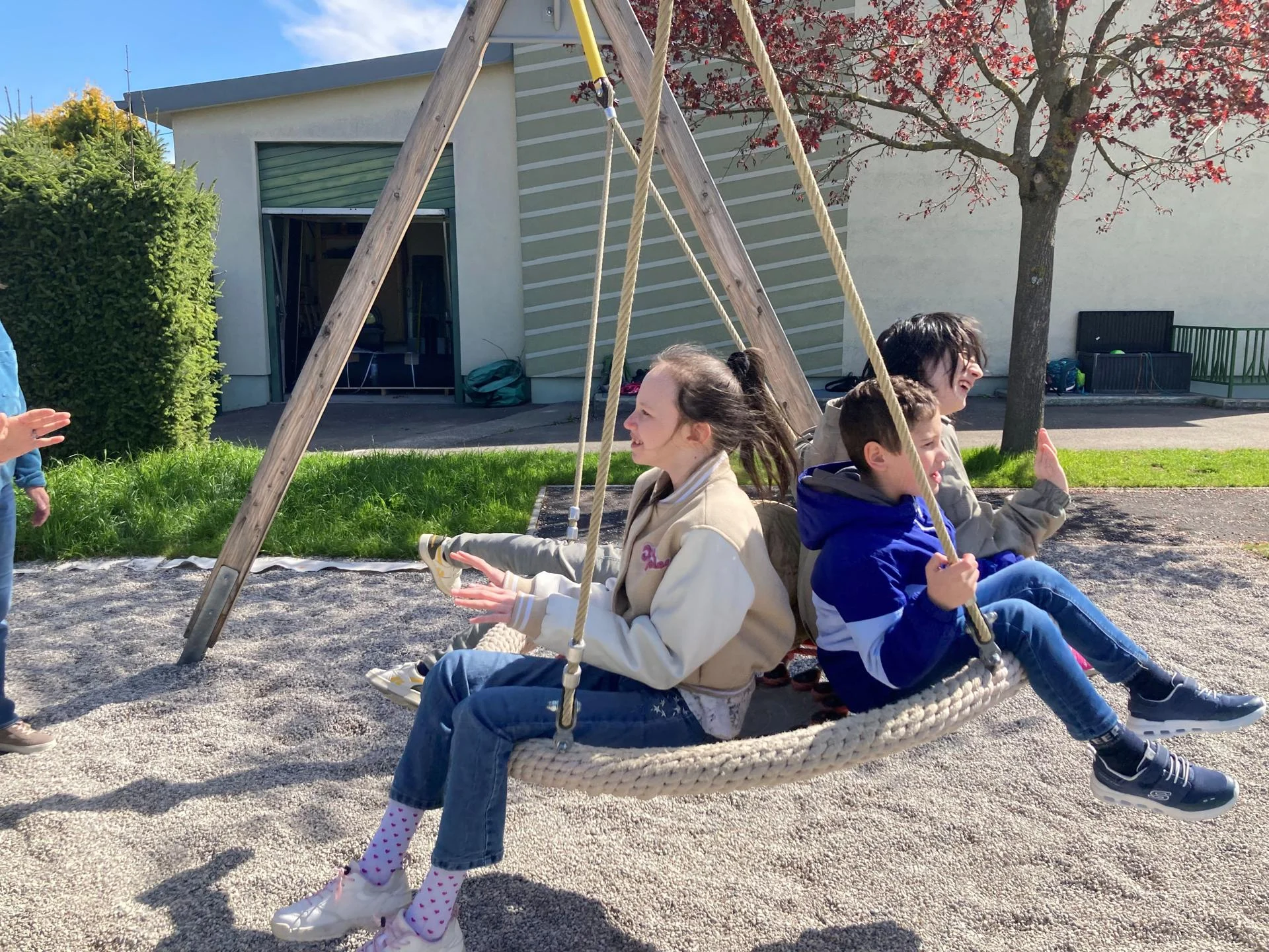 Schaukeln im Schulgarten